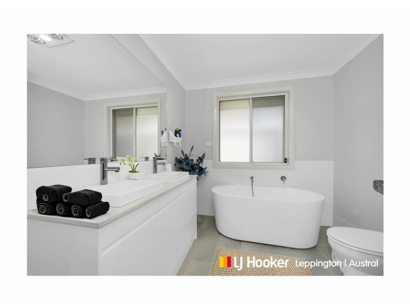 32 Buckingham Loop, Oran Park NSW 2570