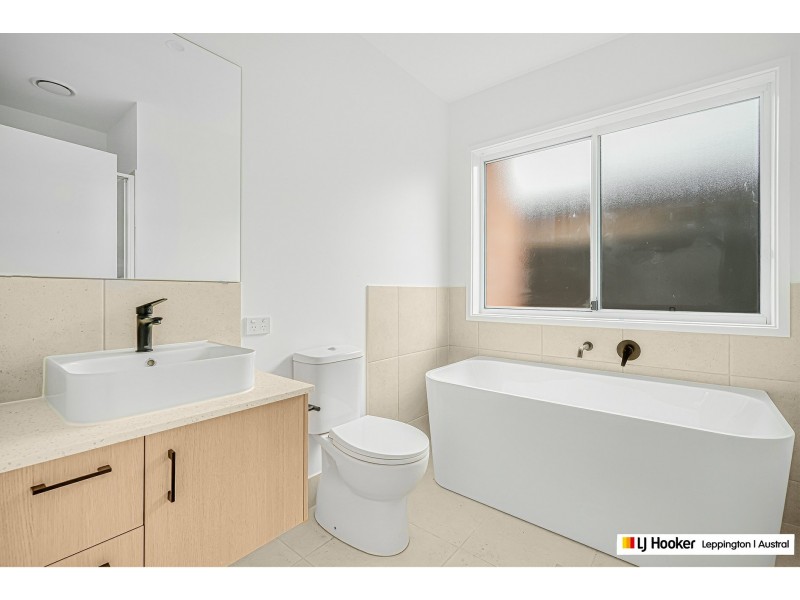 6 Yarra Avenue, Gregory Hills NSW 2557