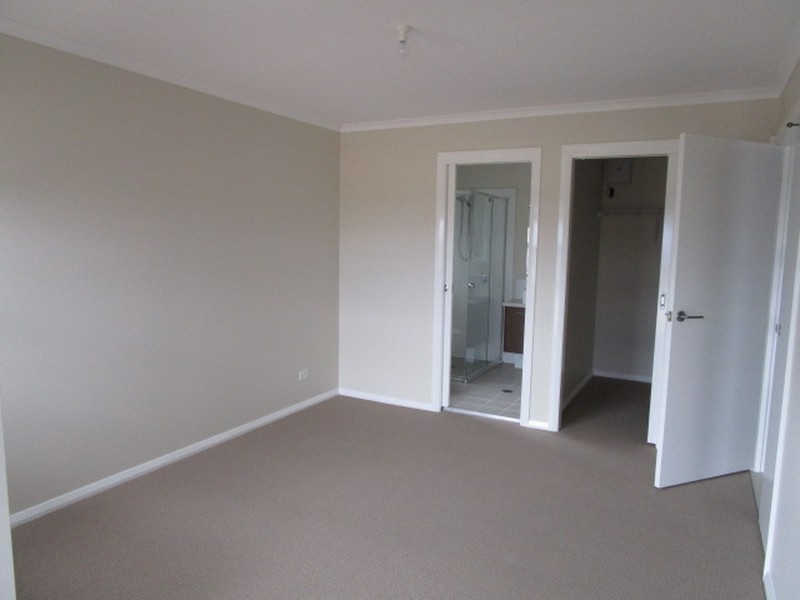 33 Rochford Road, Gregory Hills NSW 2557