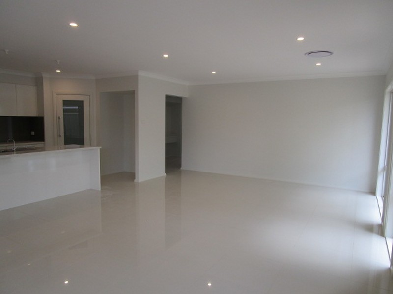 8 Panama Avenue, Denham Court NSW 2565