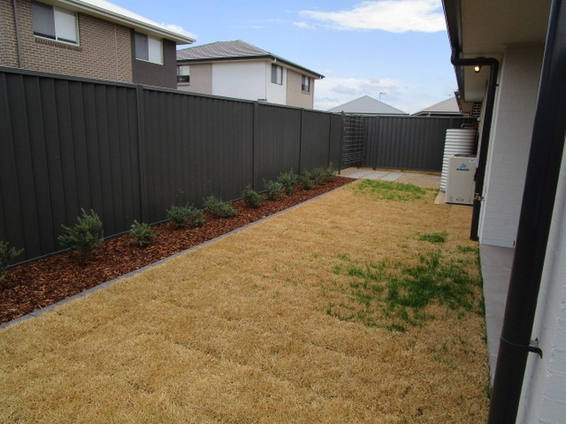 8 Panama Avenue, Denham Court NSW 2565