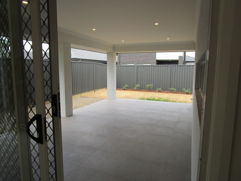 8 Panama Avenue, Denham Court NSW 2565