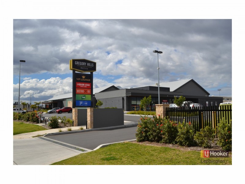 15 Oaklands Circuit, Gregory Hills NSW 2557