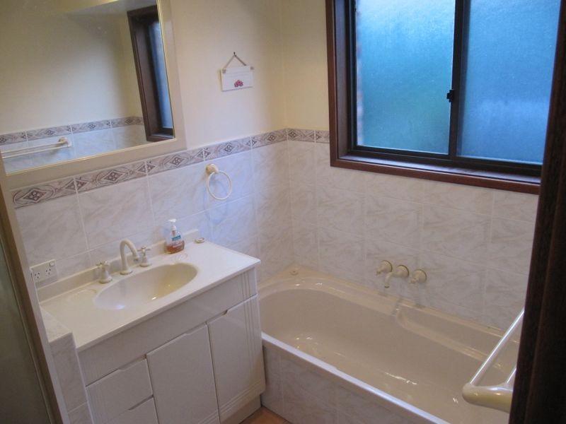 2 Reid Place, Illawong NSW 2234