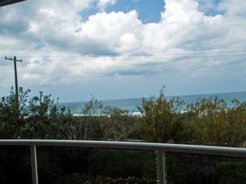 8 Tropicana Rise, Castaways Beach QLD 4567