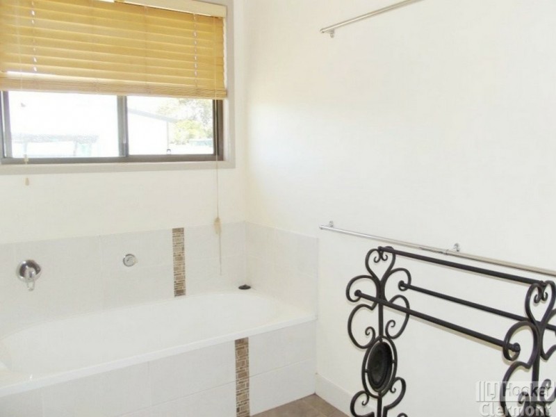 8A Playfair Street, Clermont QLD 4721