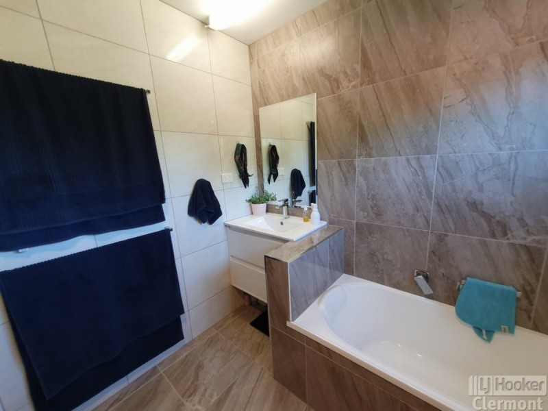 11 Karmoo Street, Clermont QLD 4721