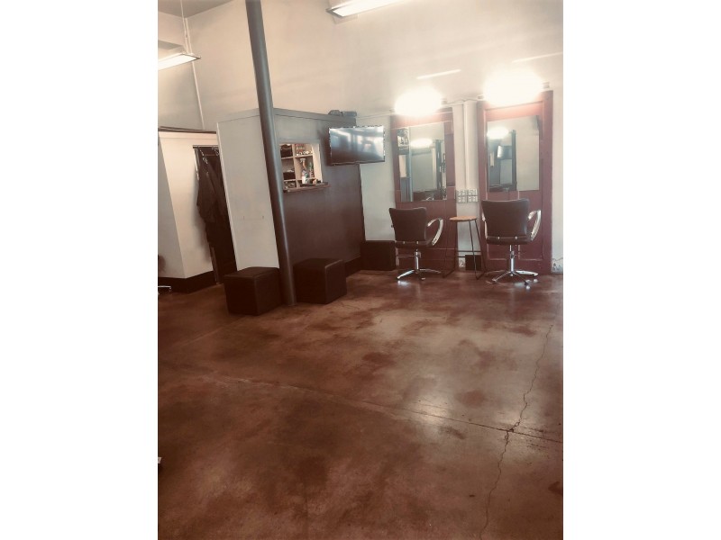 - Salon in Main, Clermont QLD 4721