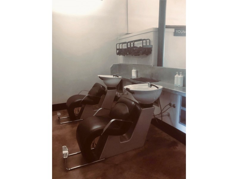 - Salon in Main, Clermont QLD 4721