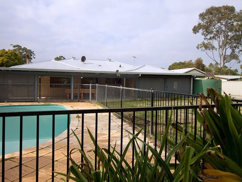 21 James Street, Mariginiup WA 6065