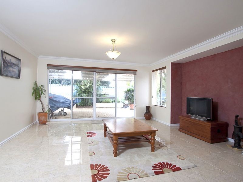 14 Cheriton Drive, Carramar WA 6031