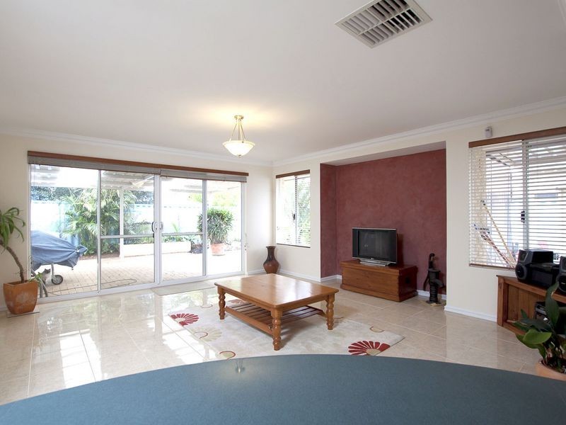 14 Cheriton Drive, Carramar WA 6031