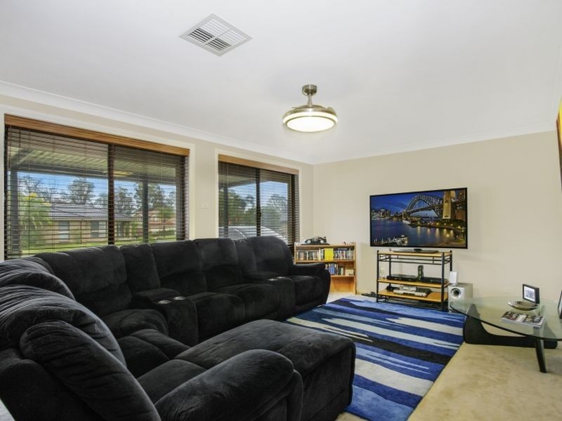 8 Caesar Way, St Clair NSW 2759
