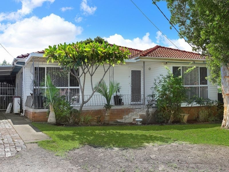 11 Noelene Street, Fairfield West NSW 2165