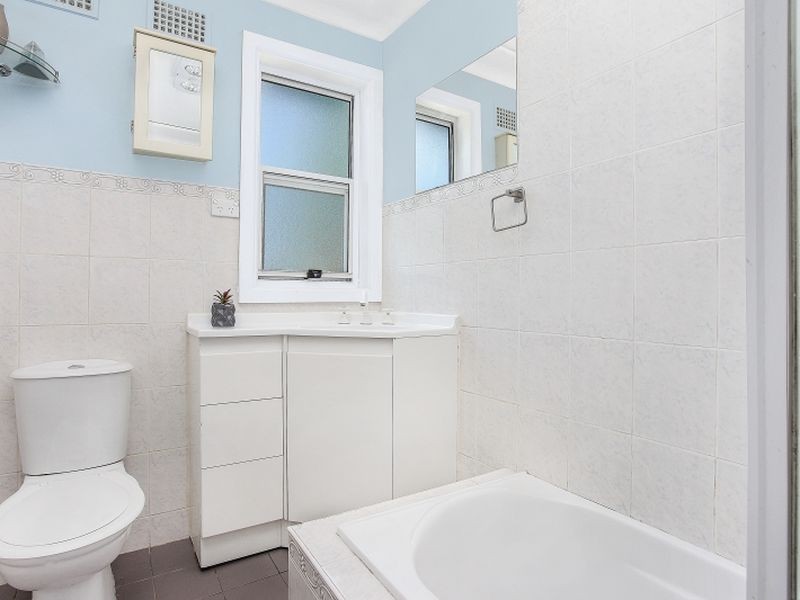 11 Noelene Street, Fairfield West NSW 2165