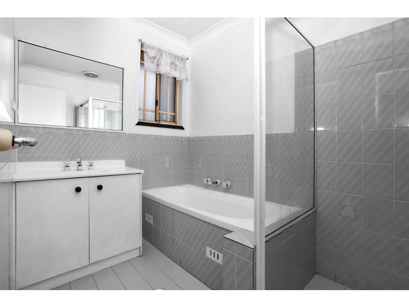 11 Derwent Place, Bossley Park NSW 2176