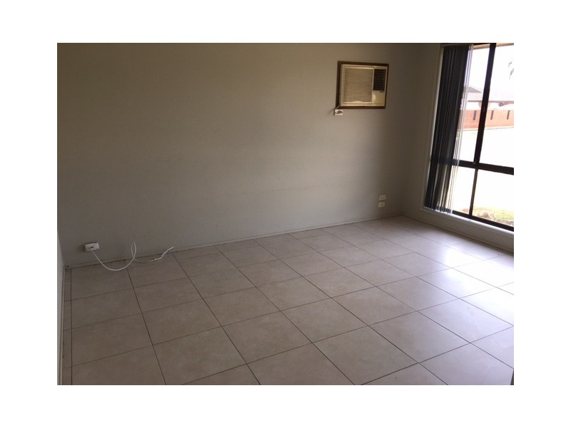 8 Dark Close, Edensor Park NSW 2176