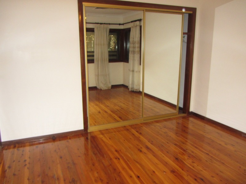 2 Gurney Crescent, Fairfield West NSW 2165