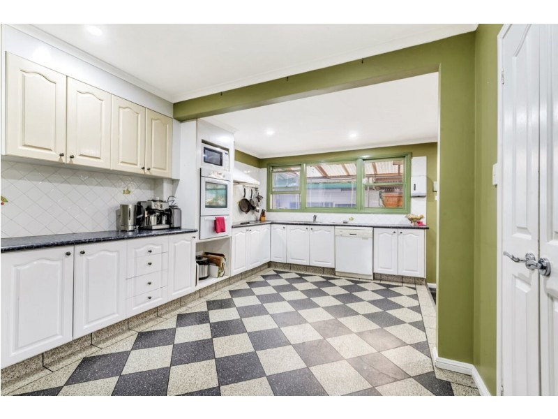 32 Dampier Crescent, Fairfield West NSW 2165