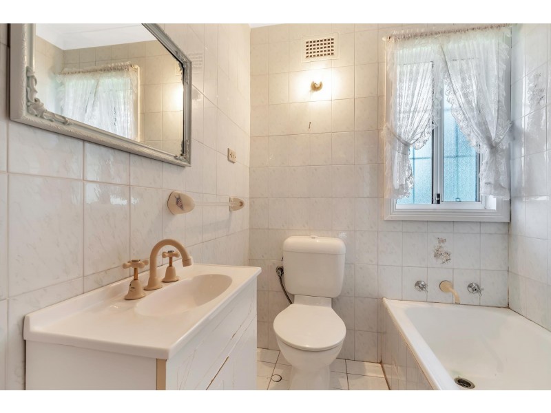 15 Corona Road, Fairfield West NSW 2165