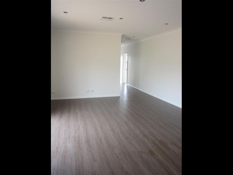 2 Lores Street, Middleton Grange NSW 2171