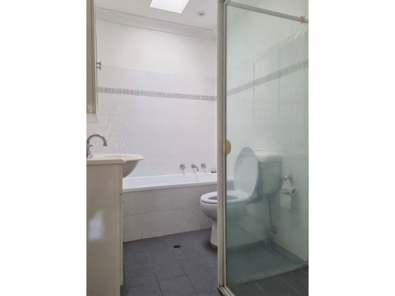 8 Lenton Avenue, Fairfield West NSW 2165