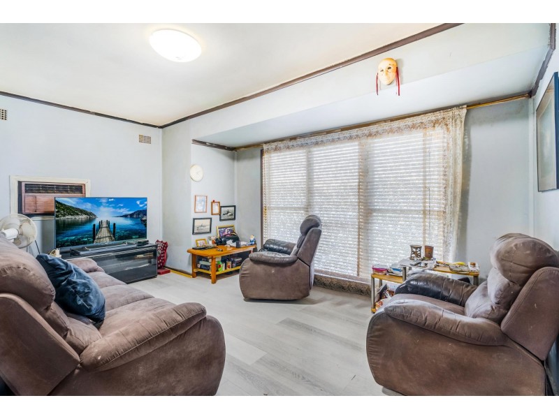 28 Crosby Crescent, Fairfield NSW 2165