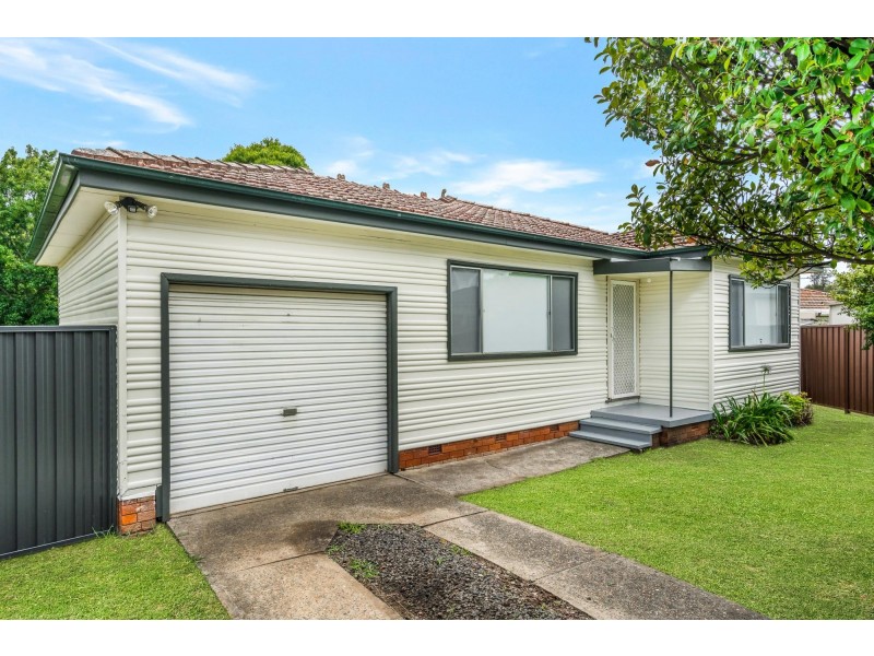 10 Waterloo Place, Glenfield NSW 2167