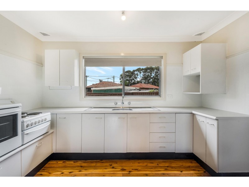 10 Waterloo Place, Glenfield NSW 2167