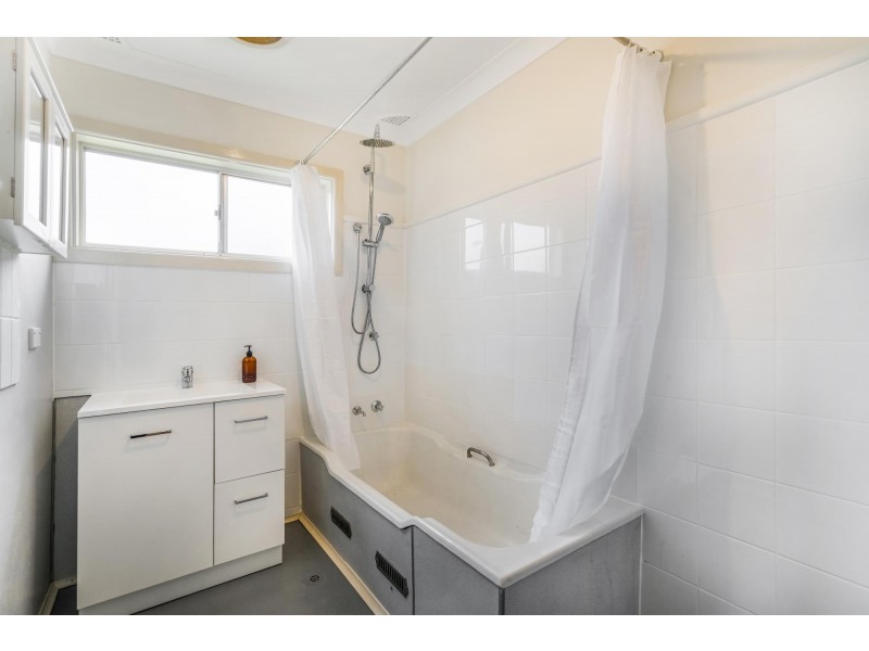 10 Waterloo Place, Glenfield NSW 2167