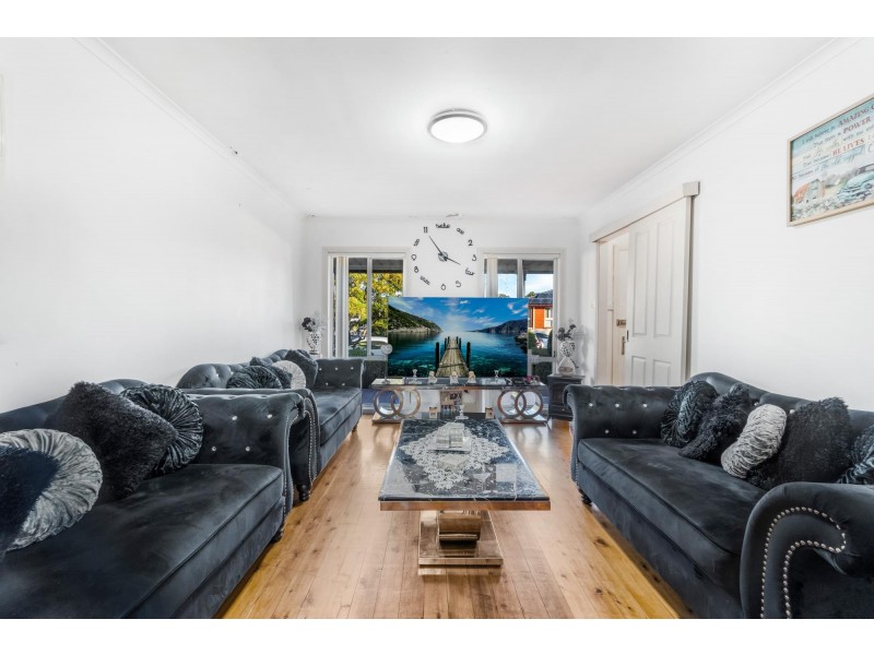 27 Swinborne Crescent, Wetherill Park NSW 2164
