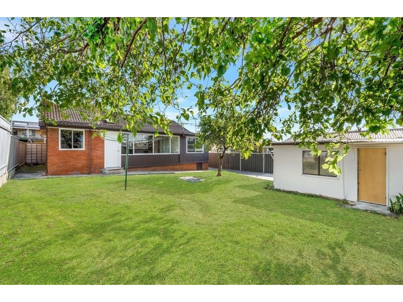 4 Gardiner Crescent, Fairfield West NSW 2165
