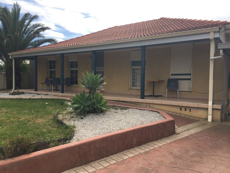 63 Melbourne Road, St Johns Park NSW 2176