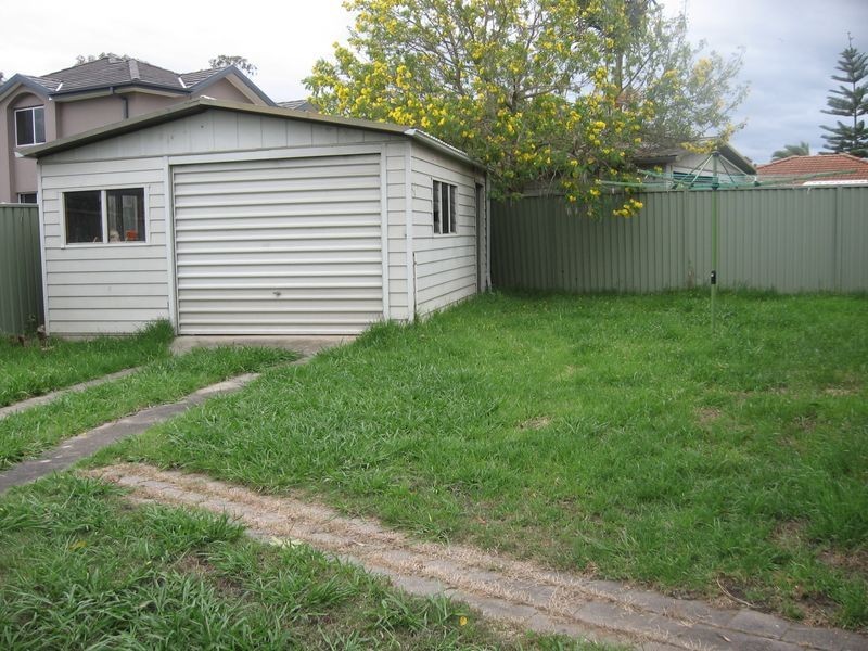 8 Marsden Close, Bossley Park NSW 2176