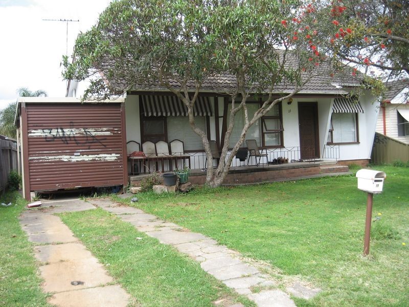 11 Crosby Crescent, Fairfield NSW 2165