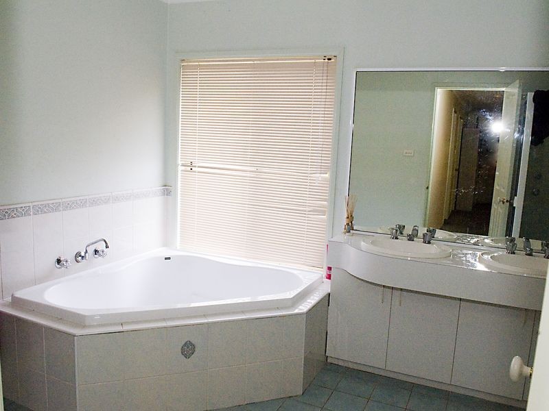 6 Clump Place, Green Valley NSW 2168