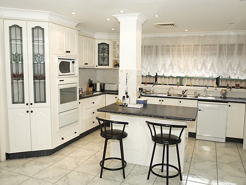 55 Buranda Crescent, St Johns Park NSW 2176