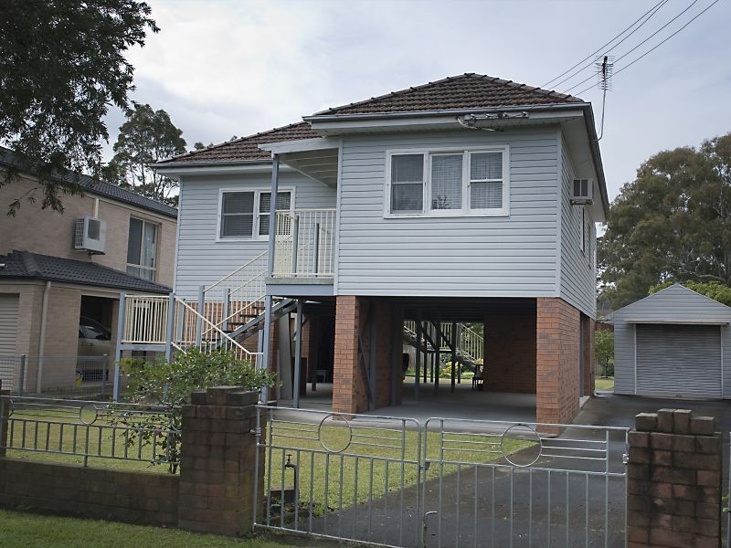 32 Waterside Cres, Carramar NSW 2163