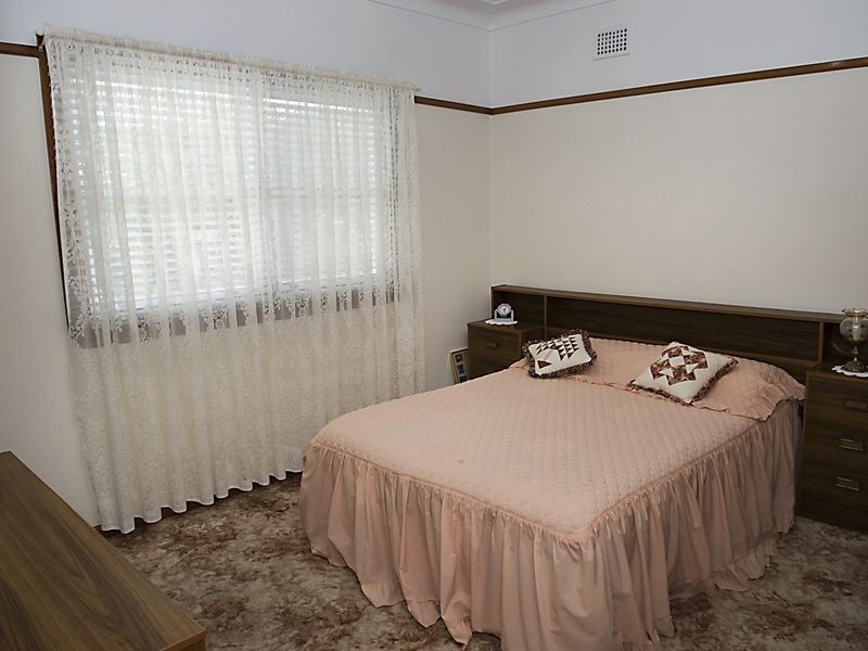 32 Waterside Cres, Carramar NSW 2163