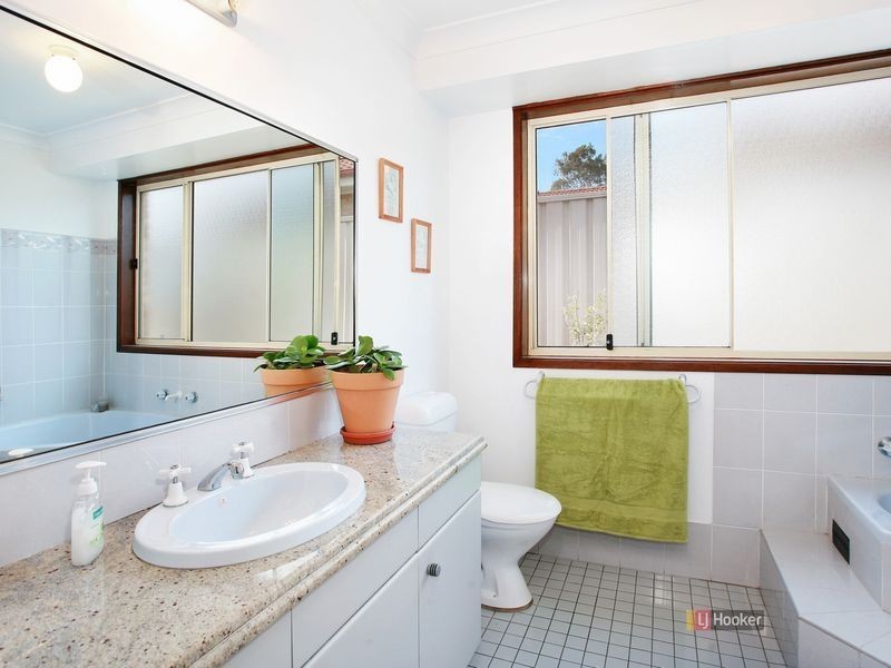 4 Lyrebird Cres, Green Valley NSW 2168