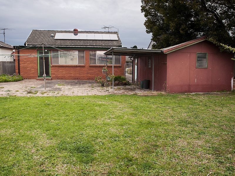 8 Crosby Crescent, Fairfield NSW 2165