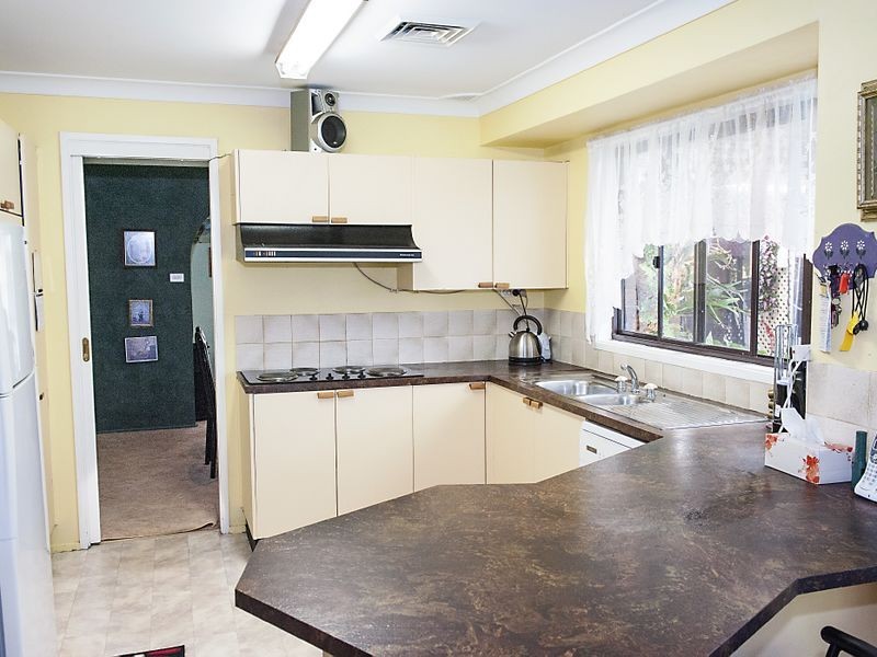 42 Stockdale Cres, Abbotsbury NSW 2176