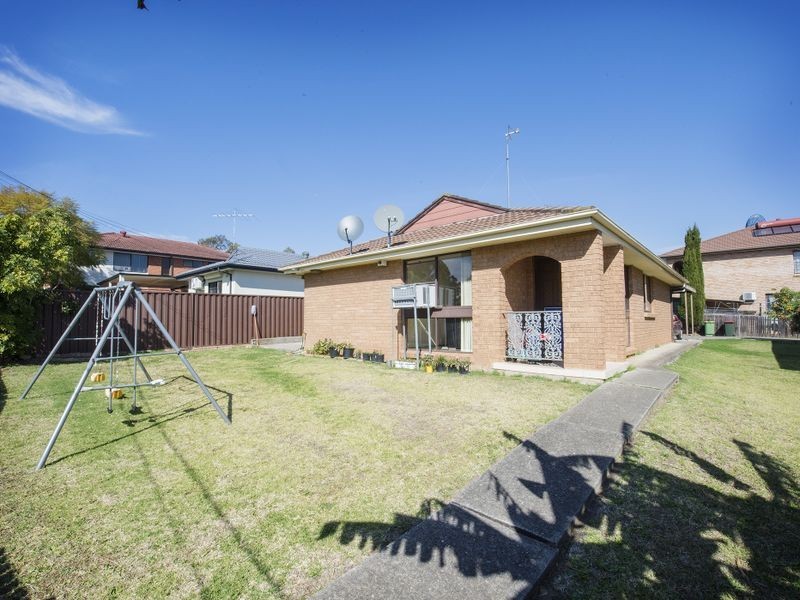21 Geelong Crescent, St Johns Park NSW 2176