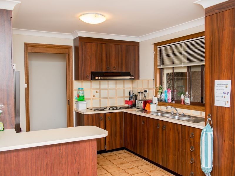 42 Salter Road, Bossley Park NSW 2176