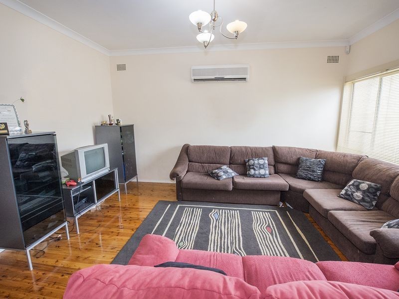 21 Kambala Cres, Fairfield West NSW 2165