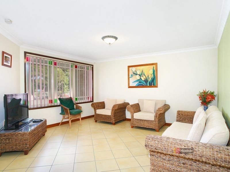 4 Lyrebird Cres, Green Valley NSW 2168