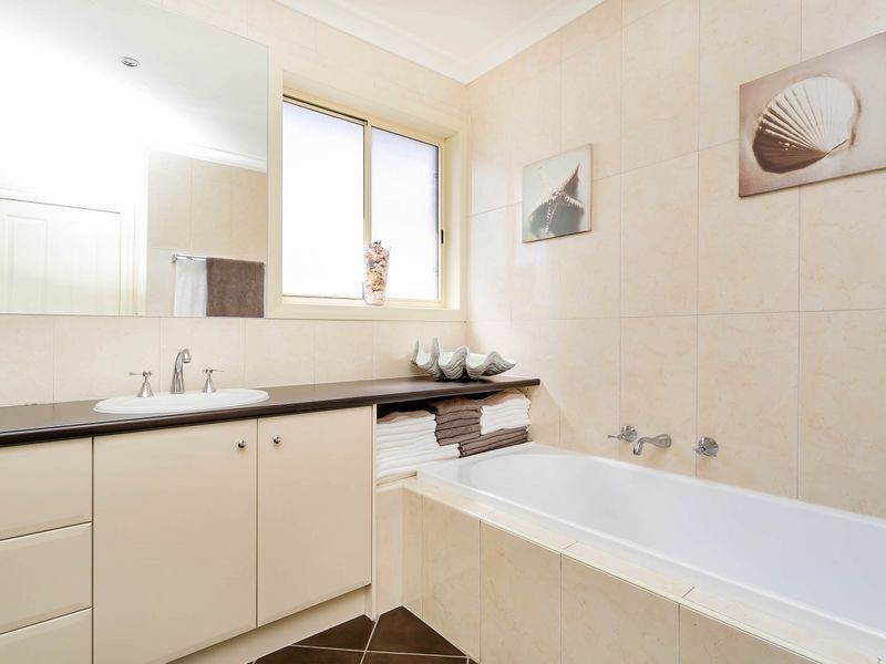 11 Spencer Court, Mawson Lakes SA 5095