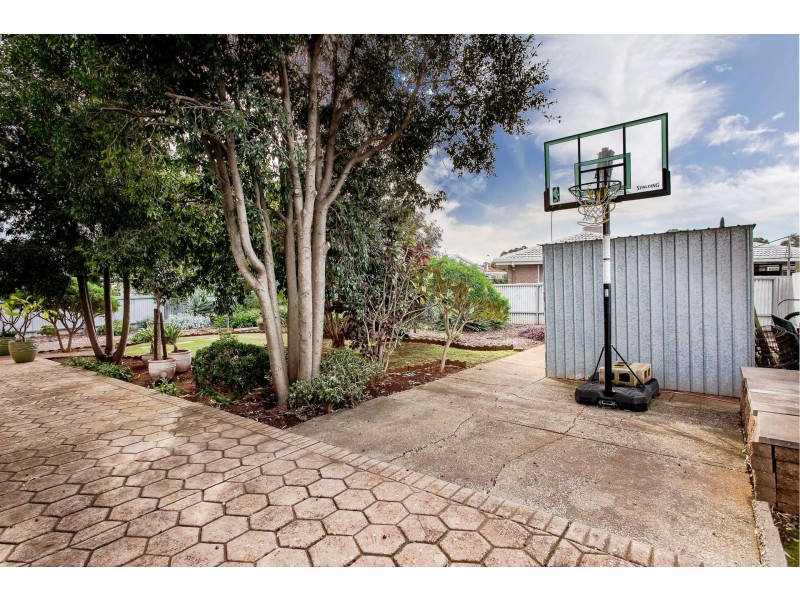 15 Baldina Crescent, Craigmore SA 5114