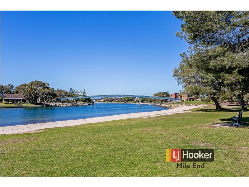 2/1 Cocos Grove, West Lakes SA 5021