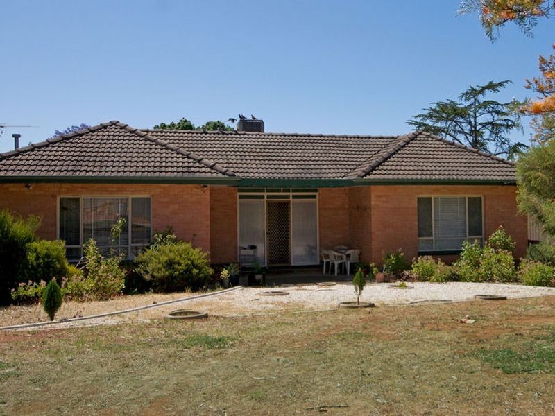 8 Julie Road, Para Hills SA 5096
